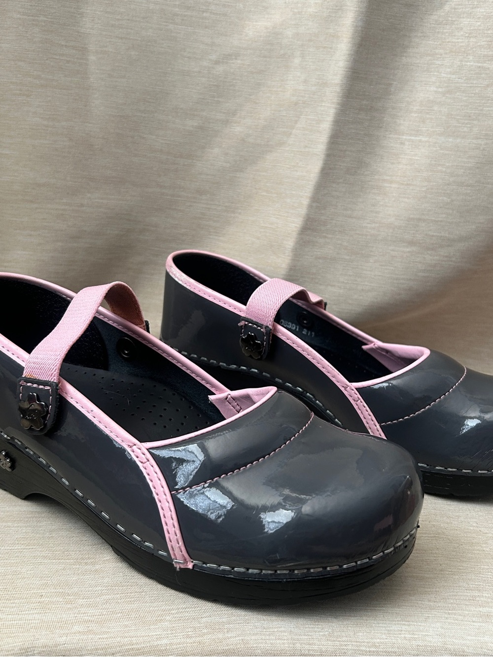 Sanita Gray Patent Mary Jane Clogs with Pink Trim size 40. / woman’s 9.5